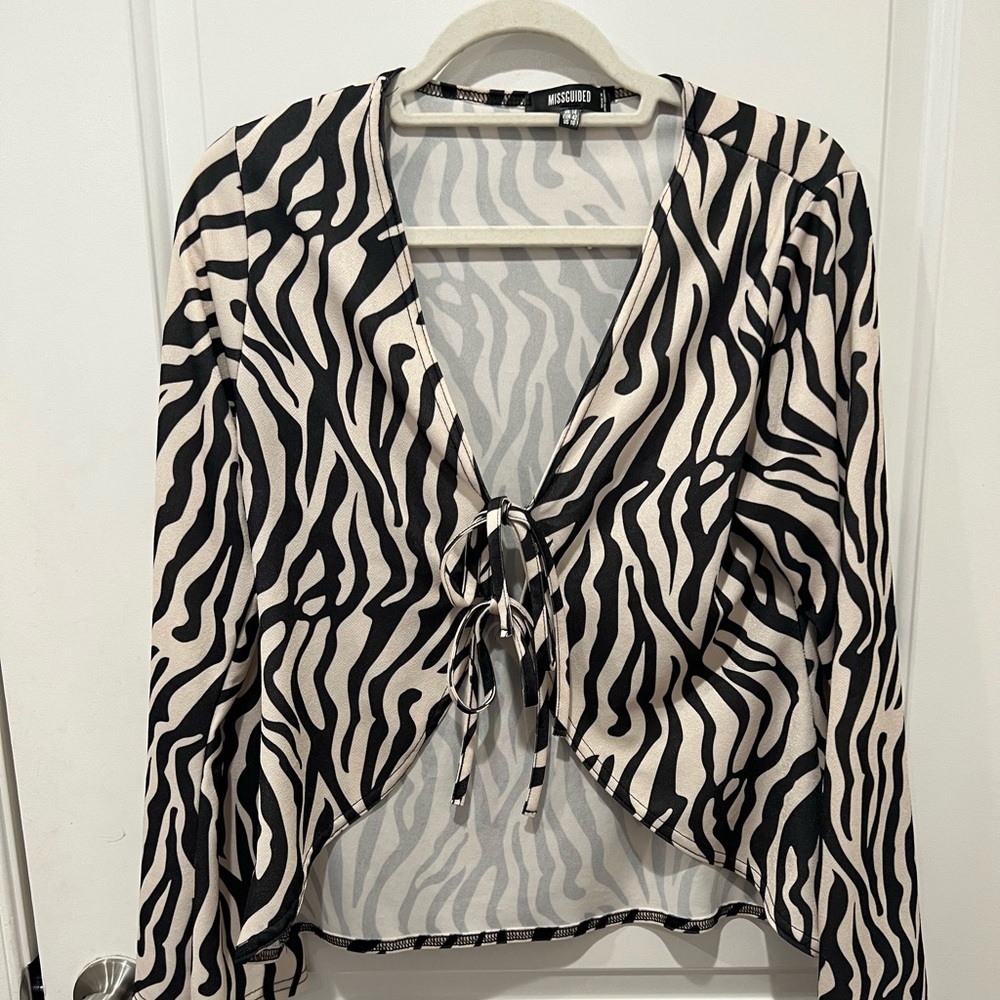 Double self tie zebra top. Belled sleeves